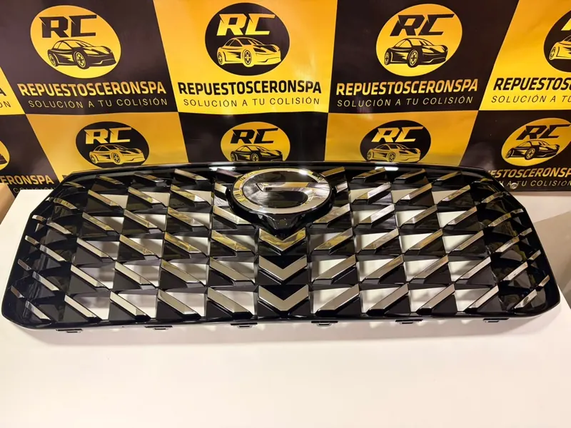 Parrilla frontal cromada con diseño de diamantes