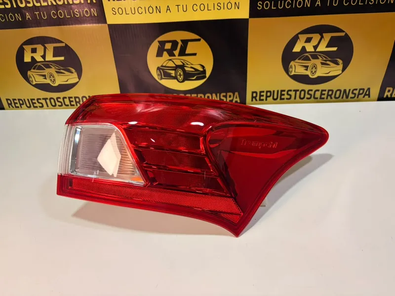 Foco trasero exterior (carcasa gris)