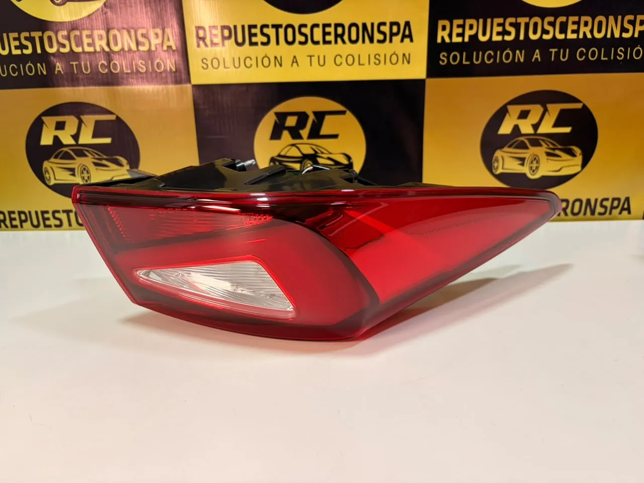 Foco trasero exterior (carcasa negra), foto 3 de 11