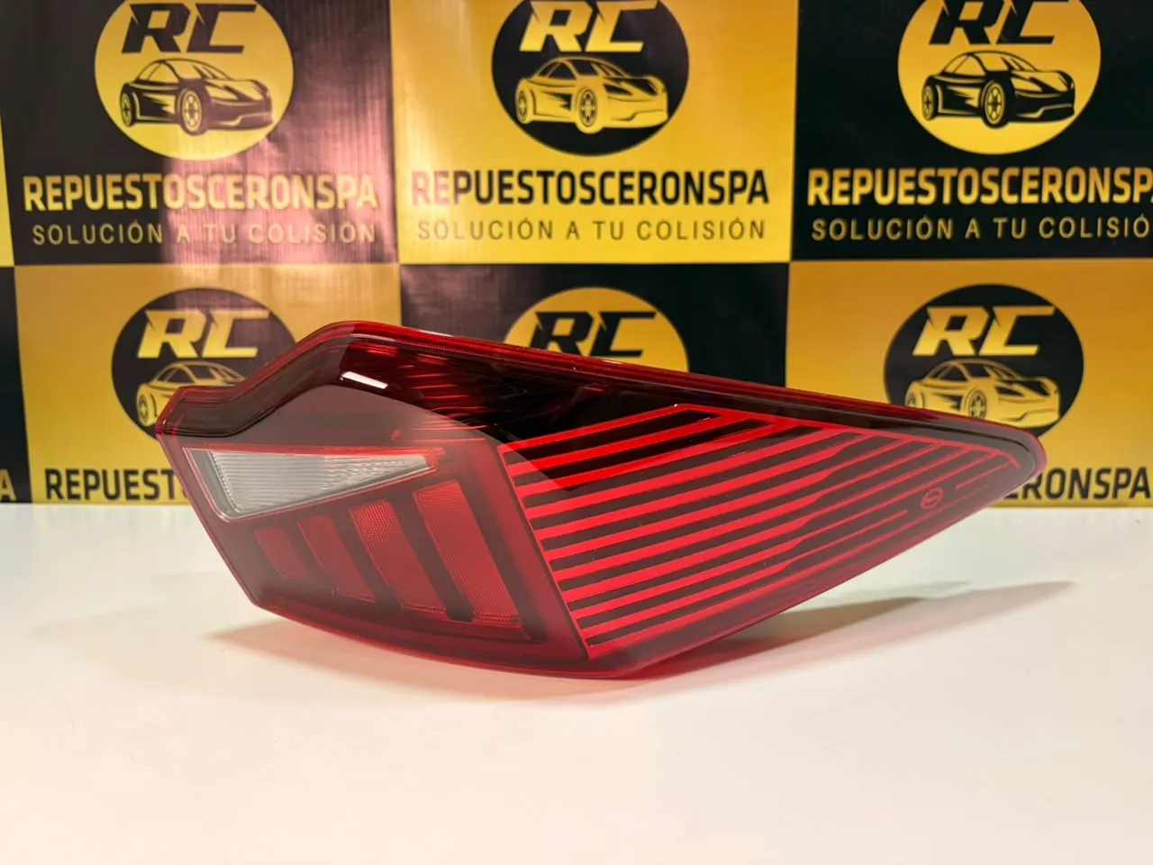 Foco trasero con franjas rojas